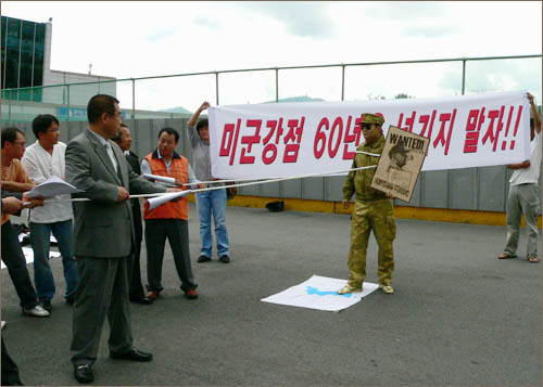 기자회견을 마친 대전충남통일연대 회원들이 맥아더장군 동상 모형을 철거하는 퍼포먼스를 진행하고 있다. 